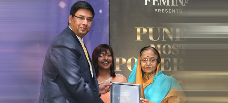 Dr.Pratibha Patil,Former President of India felicitates Dr.Amit Kamle
